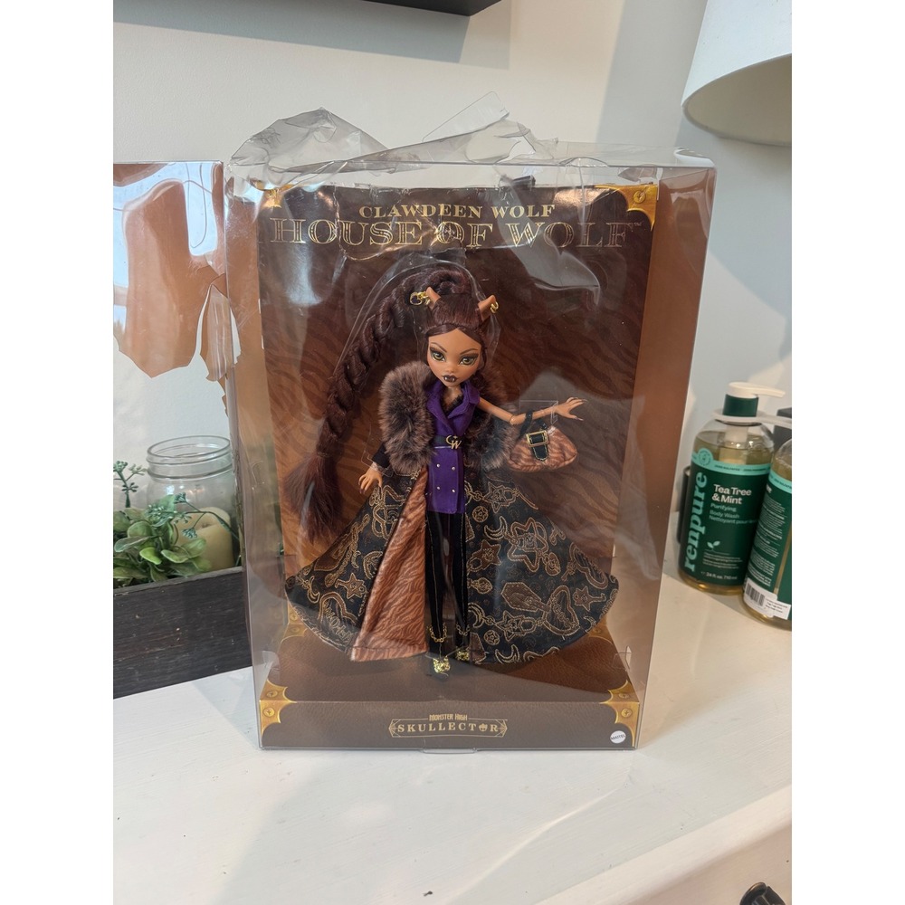 Monster High Skullector Clawdeen Wolf House of Wolf Doll Damaged Box